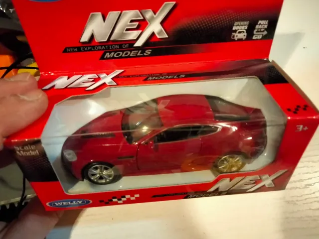 Welly NEX 1/36 Aston Martin V12 Vantage Rojo