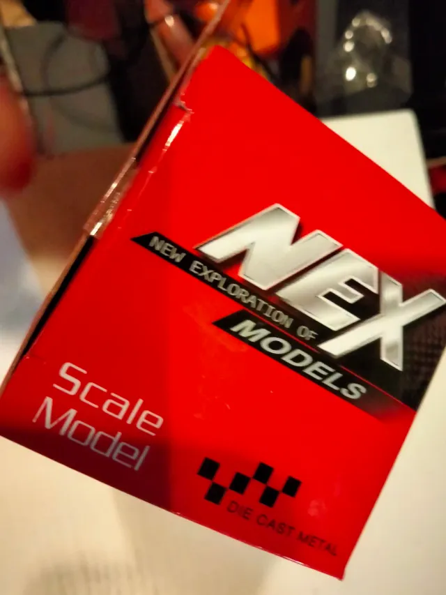 Welly NEX 1/36 Aston Martin V12 Vantage Rojo