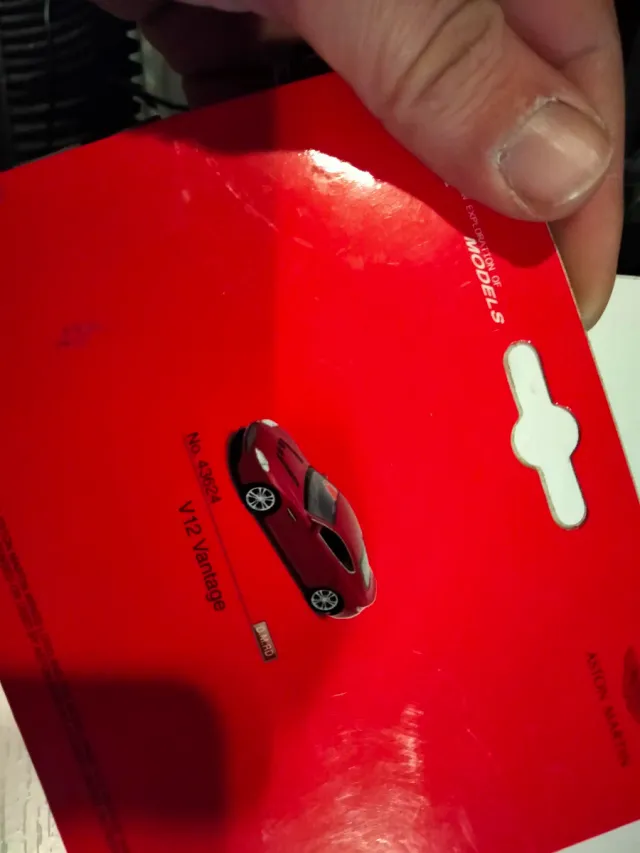 Welly NEX 1/36 Aston Martin V12 Vantage Rojo