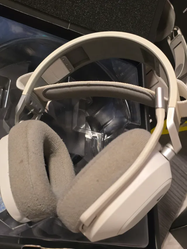 Auriculares Corsair HS80 RGB Wireless