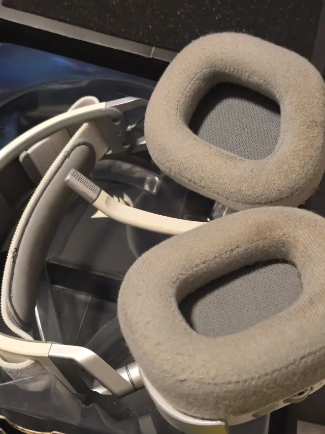 Auriculares Corsair HS80 RGB Wireless