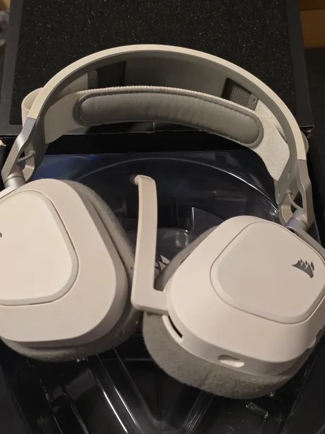 Auriculares Corsair HS80 RGB Wireless