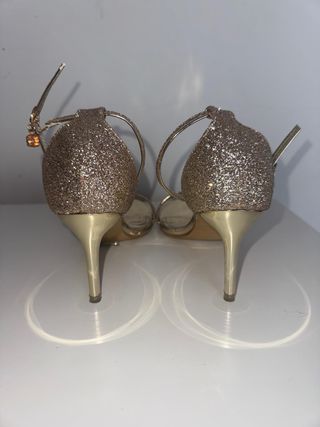 Zapatos de fiesta dorados con brillos