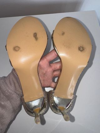 Zapatos de fiesta dorados con brillos