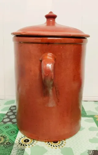 Antigua mantequera de cerámica, con tapa