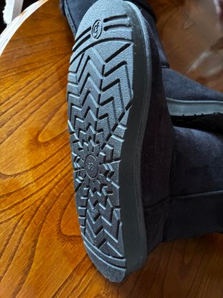 Botas pretas com pelo e botão - Tam. 38