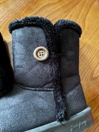 Botas pretas com pelo e botão - Tam. 38