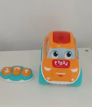 Coche teledirigido naranja con mando