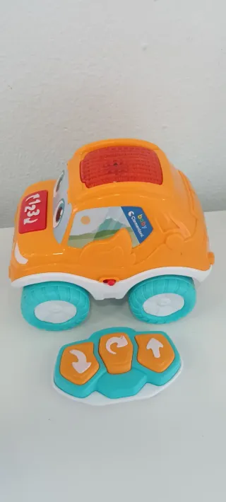 Coche teledirigido naranja con mando