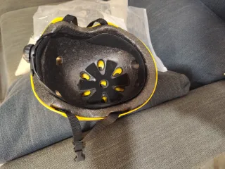 Casco amarillo para skate, patines,ski,snow...