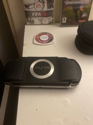 PSP Negra + FIFA 08 y PES 2009 (tapa de atrás rota