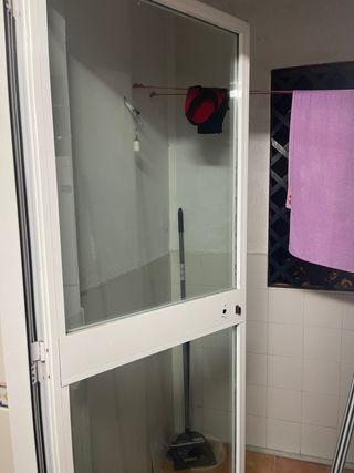 Puerta de cristal y aluminio