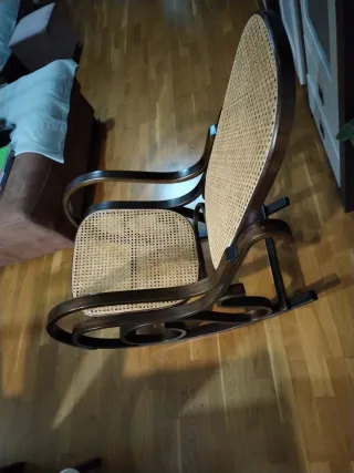 Mecedora de madera y ratán