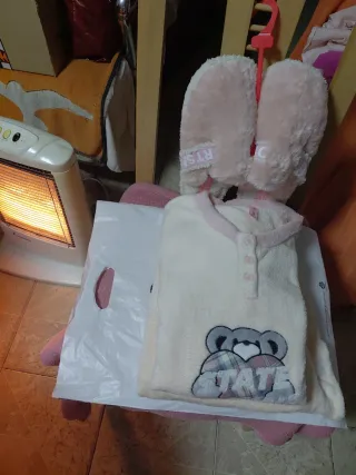 Pijama y zapatillas de borreguito