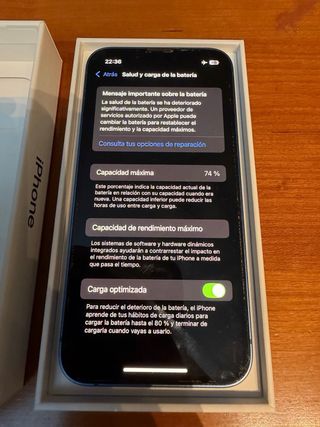 iPhone 13 mini azul con funda