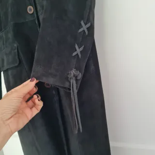 Abrigo de napa negro con flecos