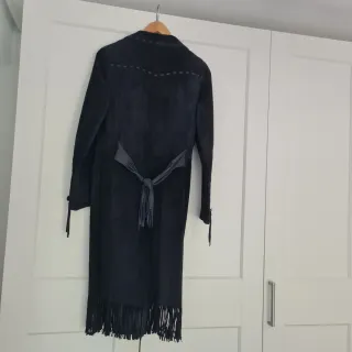 Abrigo de napa negro con flecos