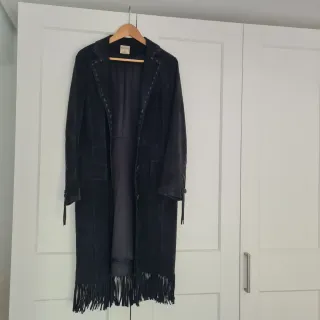 Abrigo de napa negro con flecos