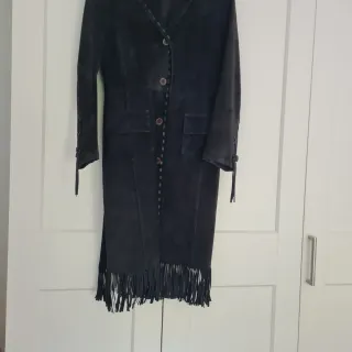 Abrigo de napa negro con flecos