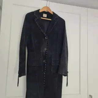 Abrigo de napa negro con flecos