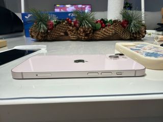 iPhone 13 con caja 2 fundas y un protector