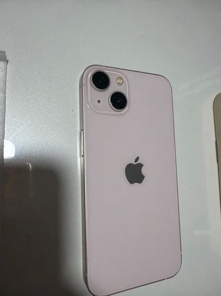 iPhone 13 con caja 2 fundas y un protector