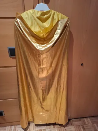 Capa dorada con tela brillante por fuera.