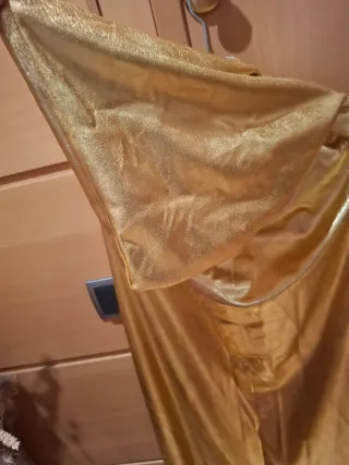 Capa dorada con tela brillante por fuera.