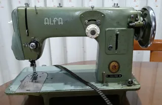 Máquina de coser Alfa verde