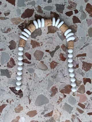 Collana perle bianche e sughero