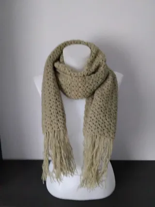 Bufanda tejida con flecos verde caqui