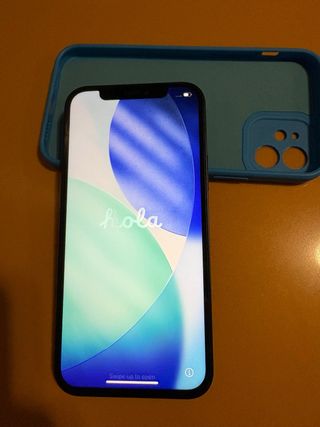 iPhone 12 reacondicionado con funda azul