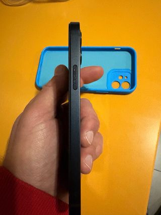 iPhone 12 reacondicionado con funda azul