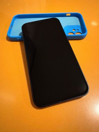 iPhone 12 reacondicionado con funda azul