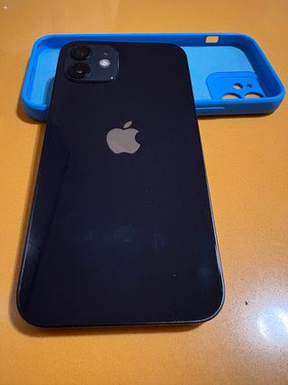 iPhone 12 reacondicionado con funda azul