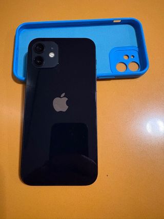 iPhone 12 reacondicionado con funda azul