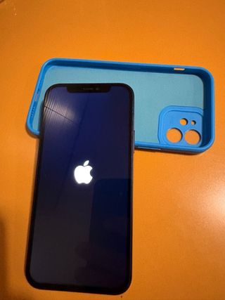 iPhone 12 reacondicionado con funda azul