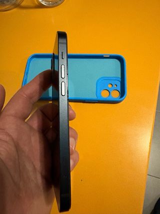 iPhone 12 reacondicionado con funda azul