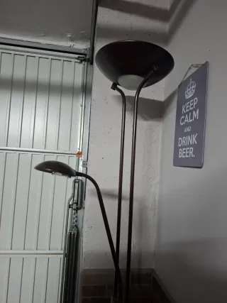 Lámpara de pie moderna marrón