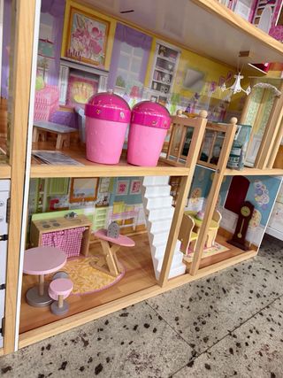 Casita de madera para muñecas