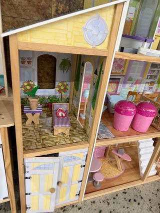 Casita de madera para muñecas