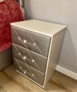 Cabecero de cama plateado y dos mesitas a juego .