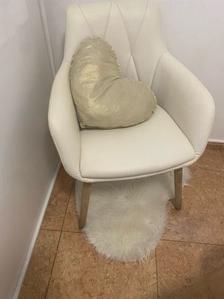Silla y alfombra de pelo blanco nunca usada