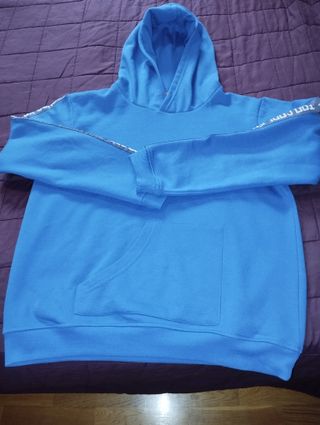 Sudadera azul con letras en manga