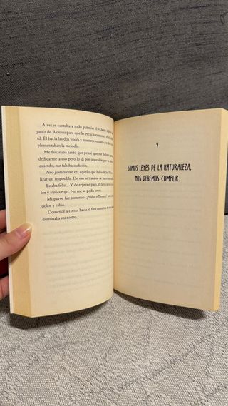 Libro Albert Espinosa "El mundo azul ama tu caos"