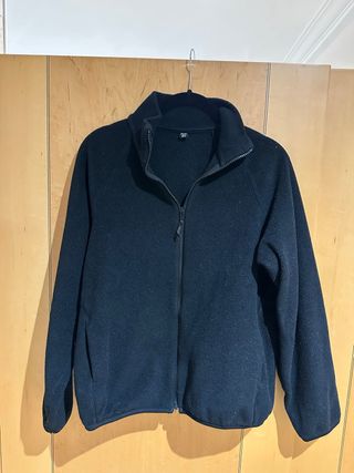 Sudadera negra con cremallera