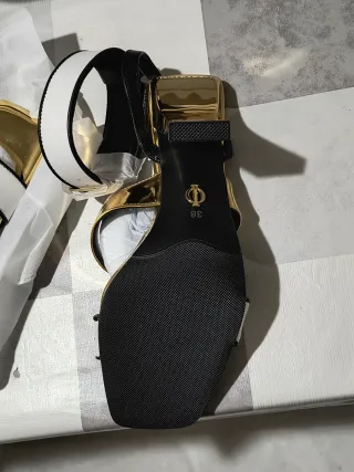 Sandalia de Taco Dorado, Negro y Blanco Talla 38