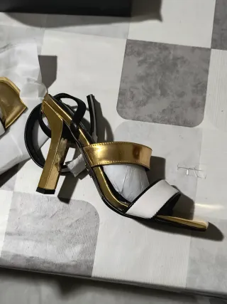 Sandalia de Taco Dorado, Negro y Blanco Talla 38