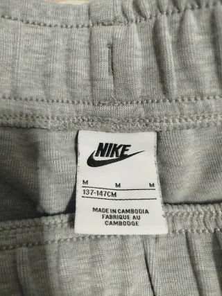 Pantalón Nike Tech Fleece Gris, es una m de niño.