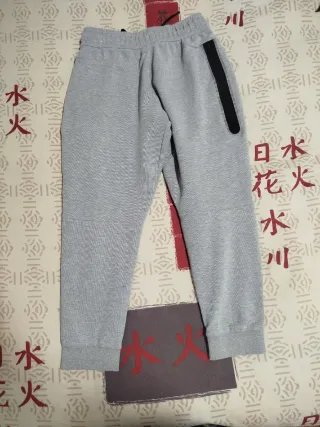 Pantalón Nike Tech Fleece Gris, es una m de niño.